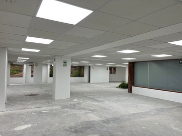   EXCELENTE OFICINA O LOCAL COMERCIAL, 260 M². PARA EMPRESAS Y OTROS EN EDIFICIO MODERNO CLÁSICO POR EL OLIVAR