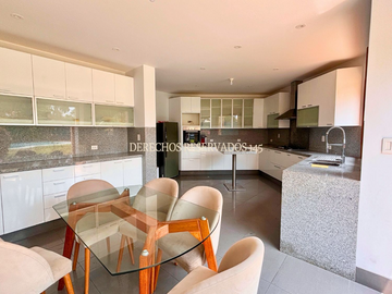 OCASIÓN! CASA REMODELADA EN ESQUINA - LA ESTANCIA