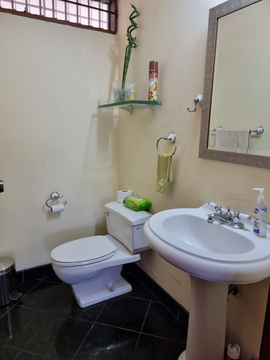 CASA DE TECHO A DOBLE ALTURA EN VENTA EN SAN BORJA