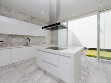 BELLAS CASA DE ESTRENO EN CONDOMINIO DE 3 PISOS, ACABADOS A1