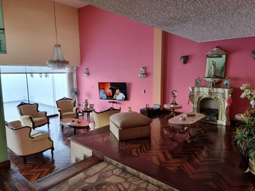 CASA DE TECHO A DOBLE ALTURA EN VENTA EN SAN BORJA