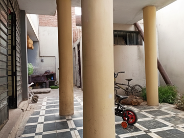 AMPLIA CASA DE 2 PISOS CON COCHERA Y AZOTEA 