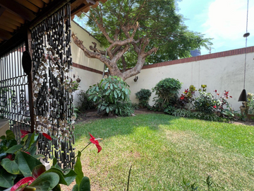 CASA EN VENTA O ALQUILER | TERRAZA CON JARDÍN | 4 ESTACIONAM