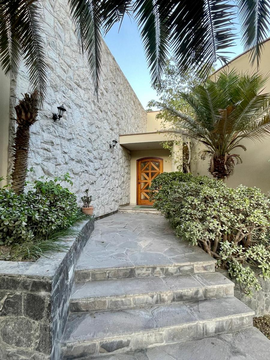 CASA EN VENTA | 2 PISOS + SEMI SÓTANO | JARDÍN