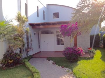 Av. José León Barandiaran/La Planicie - Vendo Linda casa cerca al Club El Golf