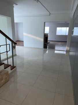 EXCELENTE CASA. EL CARMEN APROPIADA PARA OFICINAS, EMPRESAS. IMPLEMENTADA