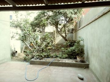 Excelente Casa Como Terreno en Calle Tranquila