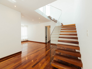 BELLAS CASA DE ESTRENO EN CONDOMINIO DE 3 PISOS, ACABADOS A1
