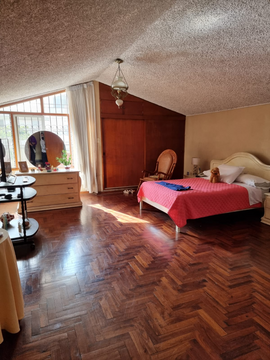 CASA DE TECHO A DOBLE ALTURA EN VENTA EN SAN BORJA