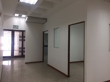 Amplia Oficina de 280 m en Pleno Corazón de Miraflores