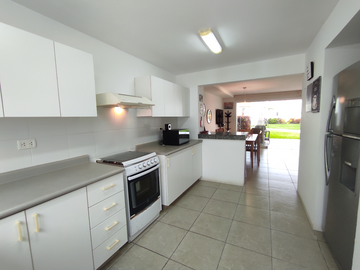 A LA VENTA BELLA CASA DE PLAYA AMOBLADA EN BELLO CONDOMINIO