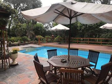 LINDA CASA EN CASUARINAS RODEADAS DE JARDINES