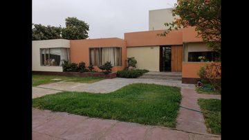 VENDO AMPLIA CASA EN LA ENCANTADA