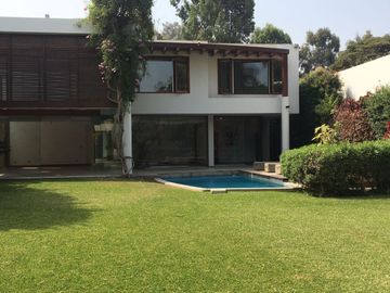 LINDA CASA SUPER ILUMINADA, PISCINA Y CON AMPLIO JARDÍN DECORADO