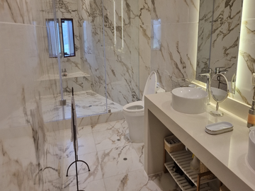 SE ALQUILA DUPLEX AMOBLADO Y EQUIPADO – SAN ISIDRO – FRENTE A LIMA GOLF