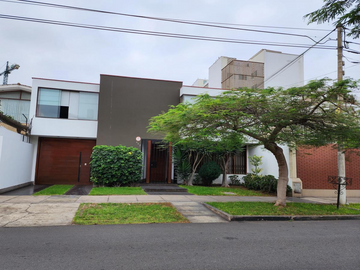 VENDO AMPLIA CASA EN LA AURORA, MIRAFLORES