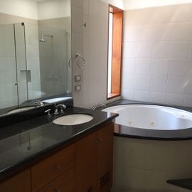 LINDA CASA SUPER ILUMINADA, PISCINA Y CON AMPLIO JARDÍN DECORADO