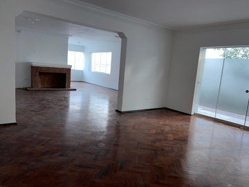EXCELENTE CASA. EL CARMEN APROPIADA PARA OFICINAS, EMPRESAS. IMPLEMENTADA