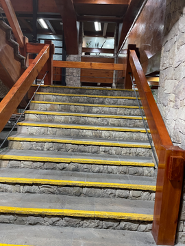   EXCELENTE OFICINA O LOCAL COMERCIAL, 260 M². PARA EMPRESAS Y OTROS EN EDIFICIO MODERNO CLÁSICO POR EL OLIVAR