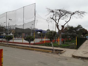 Excelente Casa Como Terreno en Esquina Frente a Parque.