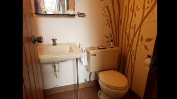 VENDO AMPLIA CASA EN LA ENCANTADA