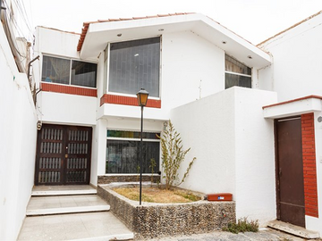 VENTA DE CASA EN LAS ACACIAS - URB. SANTA VICTORIA