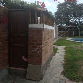 Pretty House and Land of 1800 sq meters (19,000 sq ft approx) in Azpitia (lim1368)