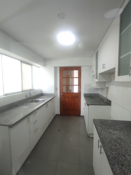 VENTA DE DEPARTAMENTO CON EXCELENTE UBICACIÓN EN MIRAFLORES