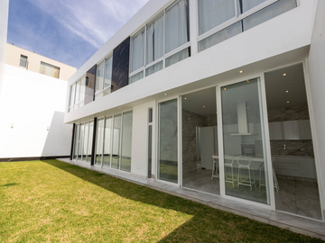 BELLAS CASA DE ESTRENO EN CONDOMINIO DE 3 PISOS, ACABADOS A1
