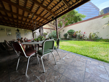 CASA EN VENTA O ALQUILER | TERRAZA CON JARDÍN | 4 ESTACIONAM