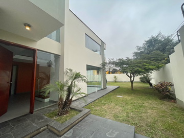 CASA 2 PLANTAS - 5 DORMS - ESCRITORIO - AMPLIO JARDÍN 