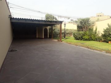 ALQUILO CASA DE 1000M2 URB. RESIDENCIAL MONTERRICO – LA MOLINA