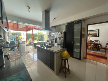 CONDOMINIO 2 PLANTAS - 4 DORMS C/U CON BAÑO - PISCINA