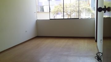 SE VENDE CÓMODO E ILUMINADO DEPARTAMENTO UBICADO EN SURCO
