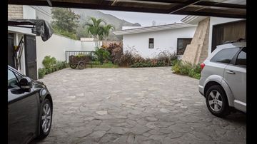 VENDO LINDA CASA EN LA ESTANCIA, LA MOLINA FRENTE A PARQUE