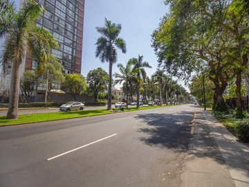 EXCELENTE TERRENO CON PARÁMETROS PARA 12 PISOS 