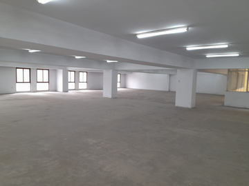 EDIFICIO DE OFICINAS CON 1ER PISO COMERCIAL EN PLAZA MAYOR