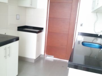 VENTA TRIPLEX VISTA INTERIOR CHACARILLA SAN BORJA $320 000