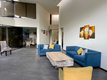 CASA EN VENTA | 2 PISOS + SEMI SÓTANO | JARDÍN