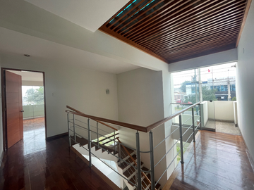 CASA 2 PLANTAS - 5 DORMS - ESCRITORIO - AMPLIO JARDÍN 