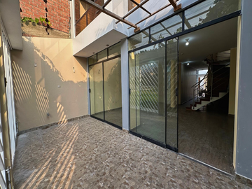 VENTA DE ACOGEDORA Y BIEN DISTRIBUIDA CASA, EN HUAMPANI