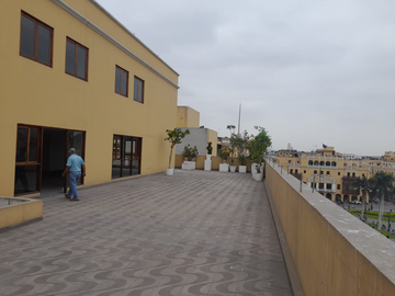 EDIFICIO DE OFICINAS CON 1ER PISO COMERCIAL EN PLAZA MAYOR