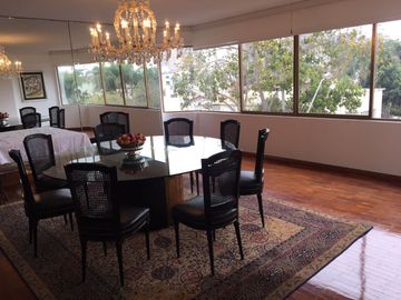DEPARTAMENTO CON ESPACIOS GRANDES, SÚPER ILUMINA Y CON VISTA A COPA DE ARBOLES