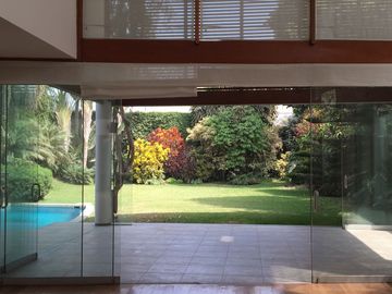 LINDA CASA SUPER ILUMINADA, PISCINA Y CON AMPLIO JARDÍN DECORADO