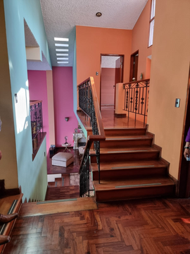 CASA DE TECHO A DOBLE ALTURA EN VENTA EN SAN BORJA