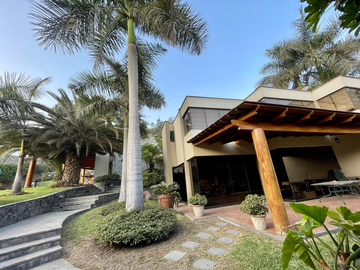 CASA EN VENTA | 2 PISOS + SEMI SÓTANO | JARDÍN