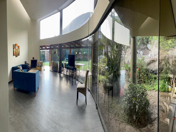 CASA EN VENTA | 2 PISOS + SEMI SÓTANO | JARDÍN