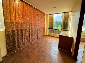 VENTA DE ACOGEDORA Y BIEN DISTRIBUIDA CASA, EN HUAMPANI