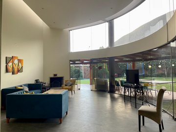 CASA EN VENTA | 2 PISOS + SEMI SÓTANO | JARDÍN