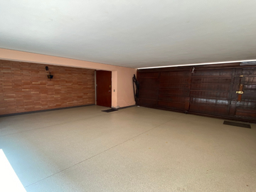 CASA FRENTE A PARQUE EN VENTA,  ZONA RESIDENCIAL DE SURCO